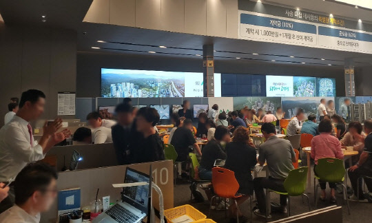 [선착순 분양을 위해 '사송 더샵 데시앙' 견본주택에 몰린 인파]